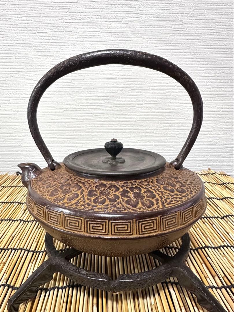 新品、未使用、木箱、栞付　菊池保寿堂造 丸平形　総桜文様　一級品　南部鉄瓶