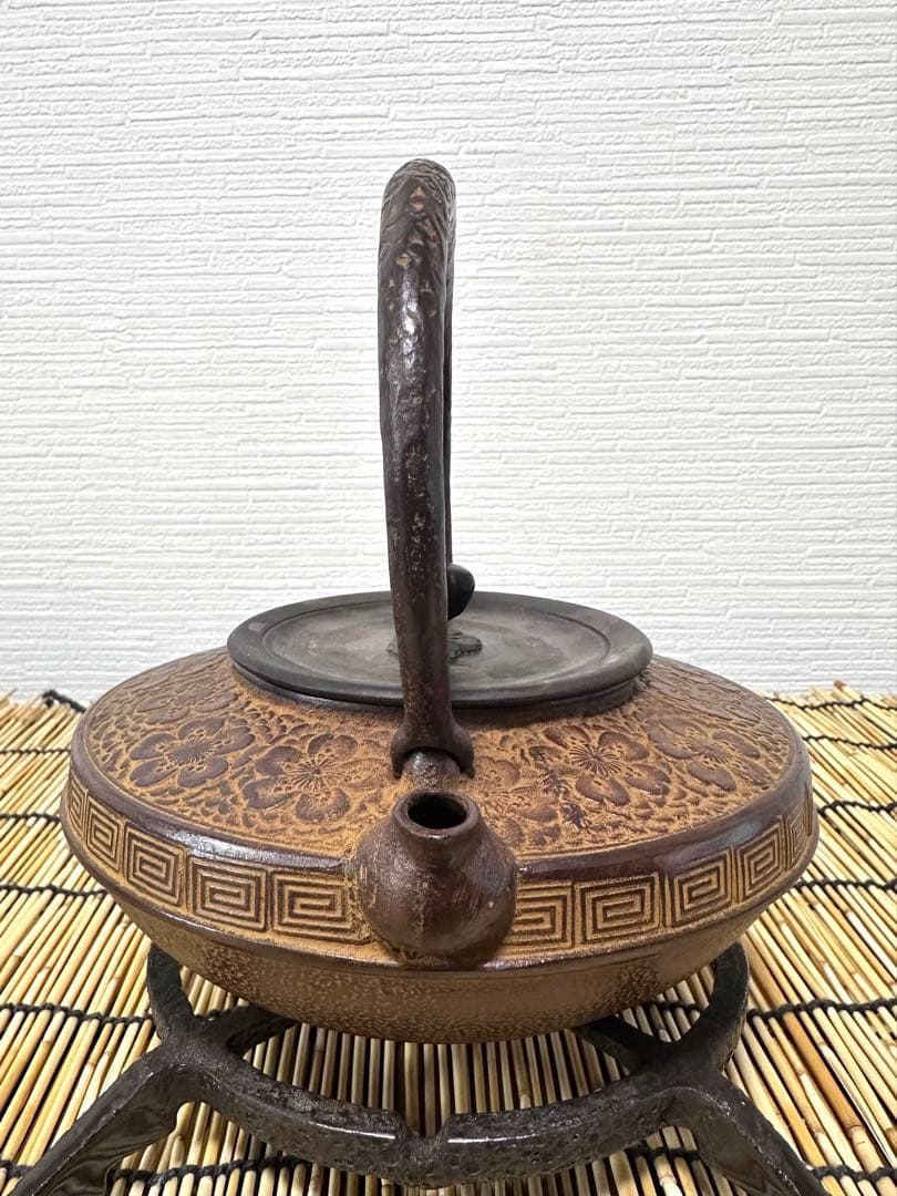 新品、未使用、木箱、栞付　菊池保寿堂造 丸平形　総桜文様　一級品　南部鉄瓶