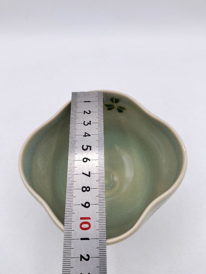 d130 【新品・未使用】茶碗 色絵 四葉のクローバー 八木海峰 紙箱 茶道具