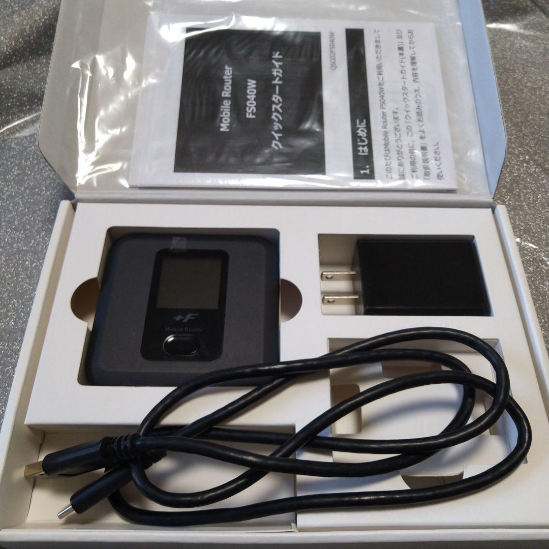 ①FUJISOFT モバイルルーター FS040W　　ケースつき
