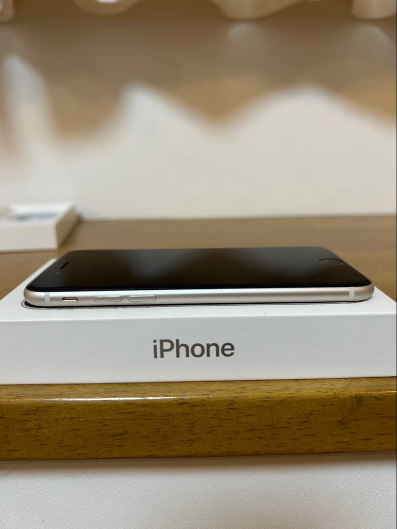 iPhone SE第3世代　スターライト　64GB