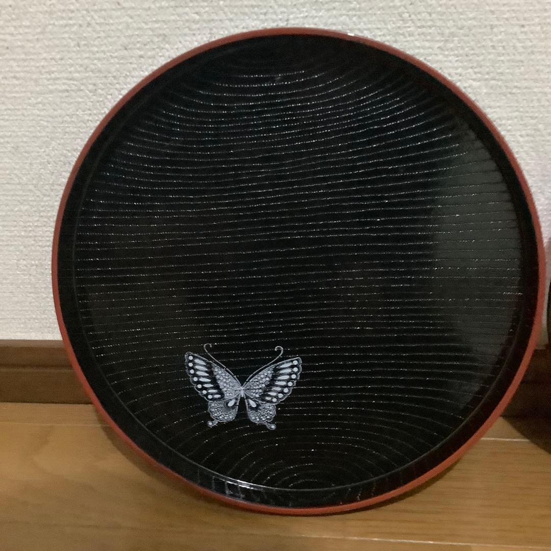 漆器盆 黒と赤 蝶のデザイン