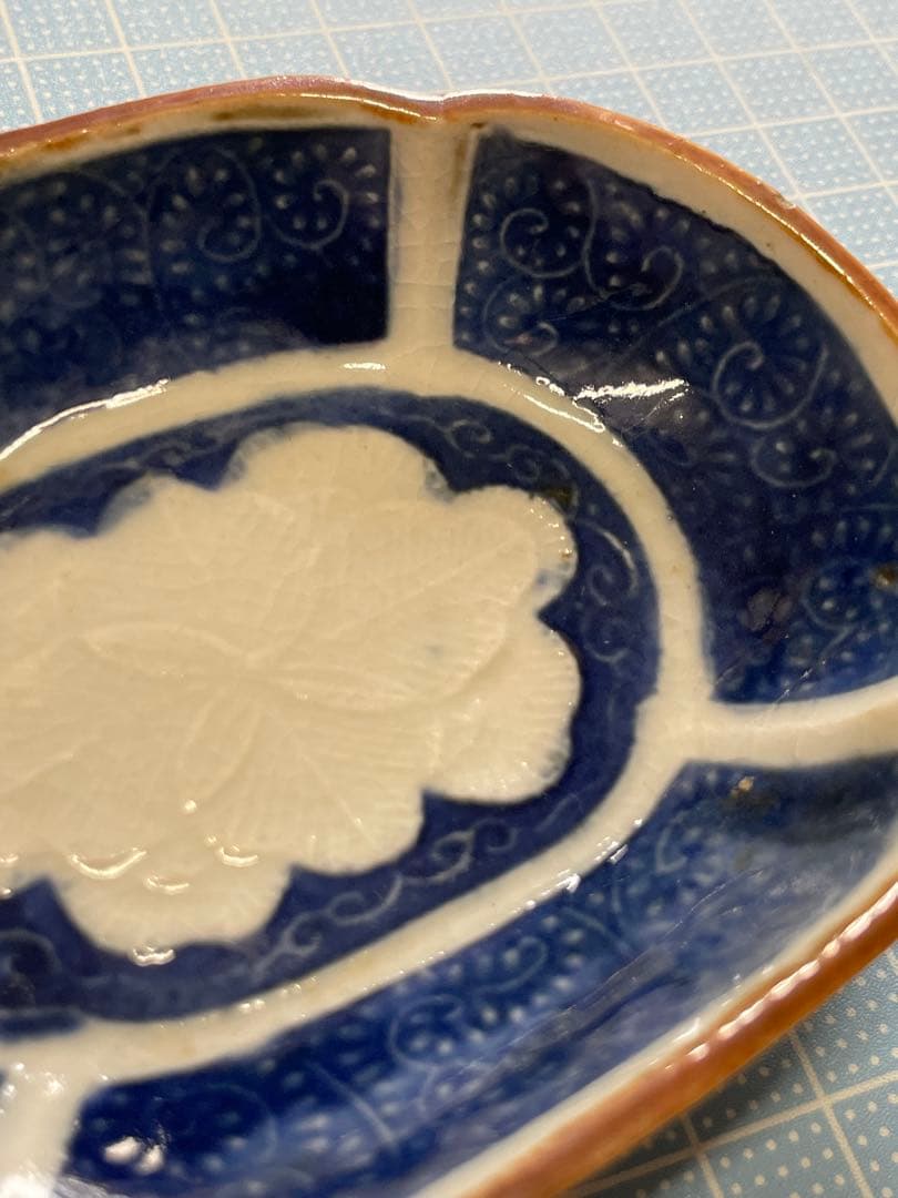 染付陽刻変形皿　5客【m1381 骨董　豆皿　手塩皿 小皿　まとめ売り　本物】