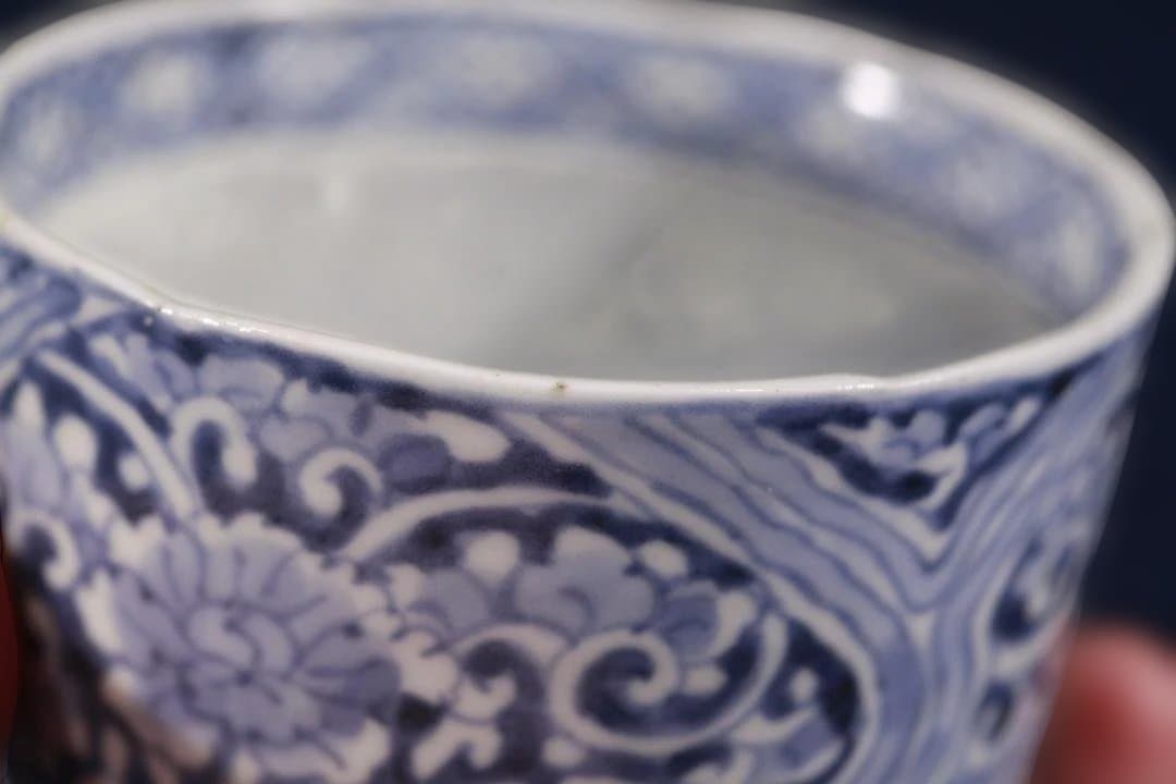 644　古伊万里大振染付大河蛇行菊花唐草図蕎麦猪口　ほぼ完品　江戸中期