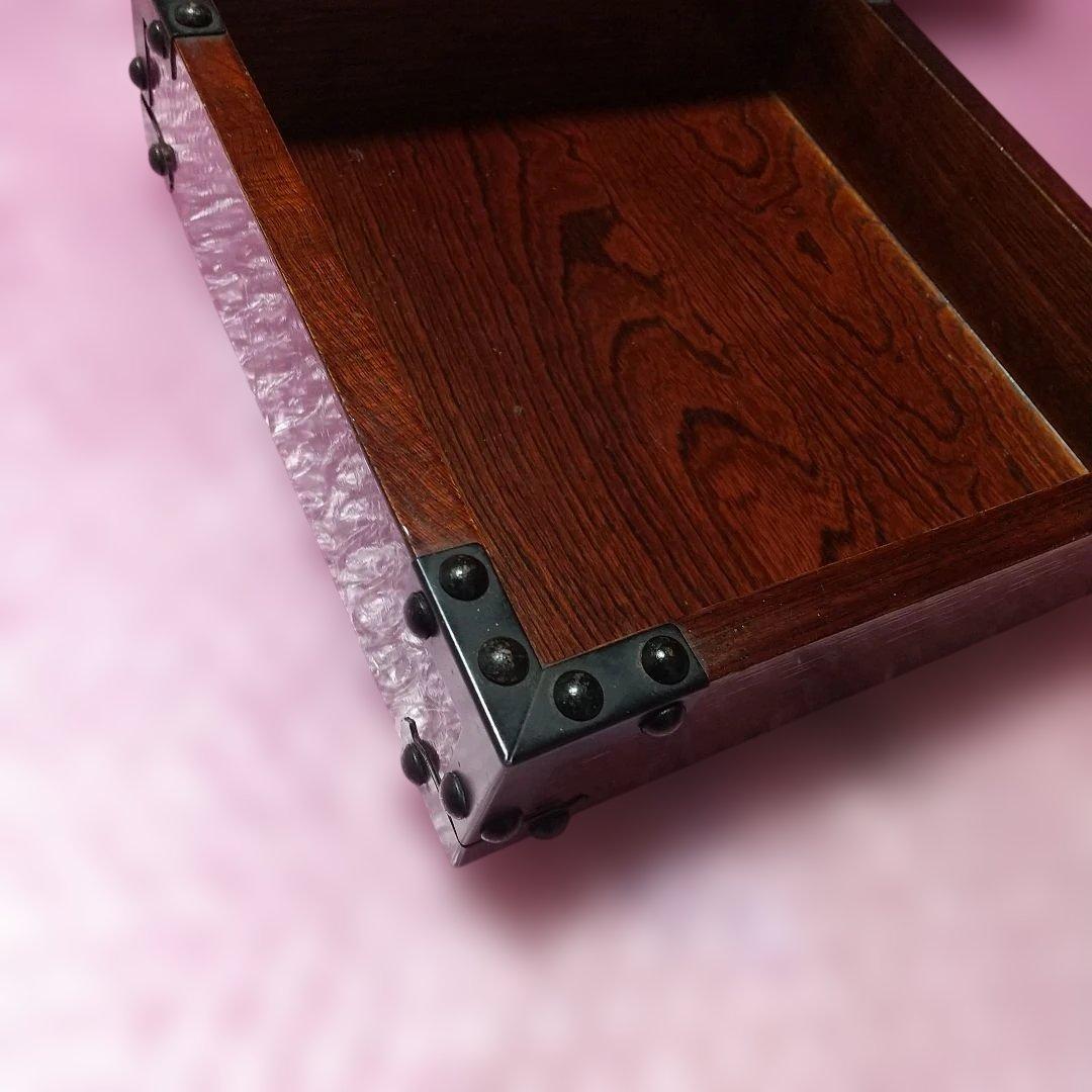 ダークブラウン 鉄瓶 凹凸デザインと台座