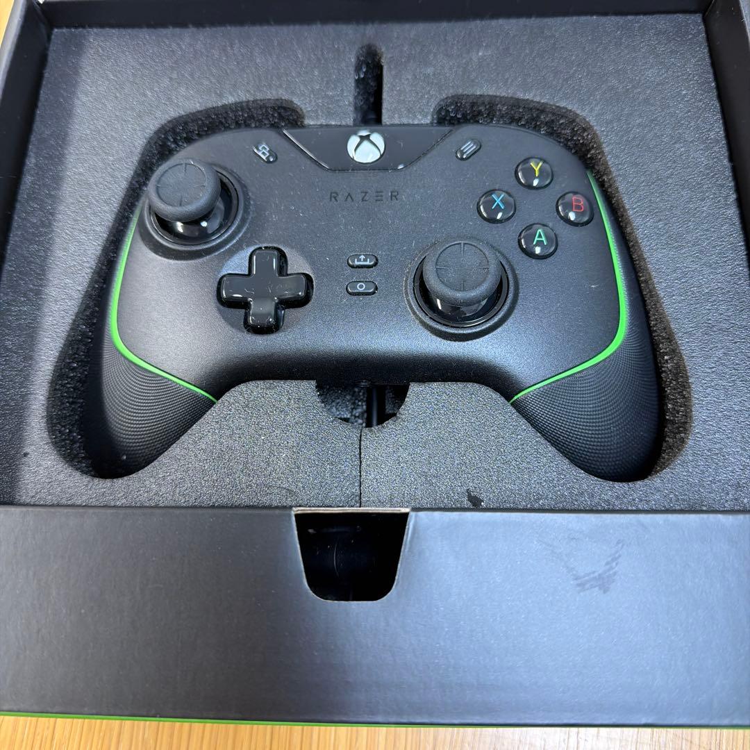 Razer Wolverine V2 有線ゲームコントローラー