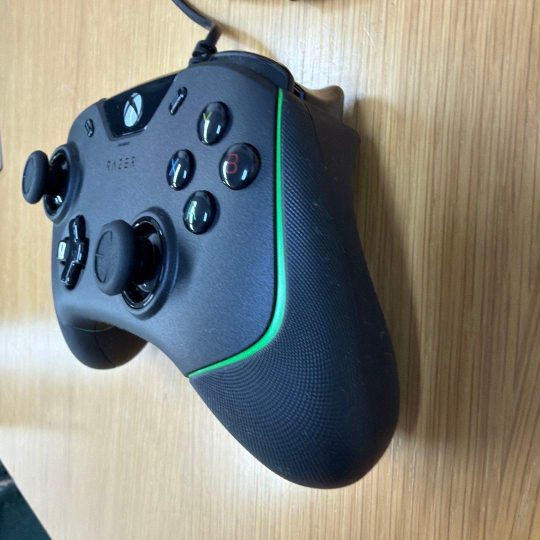 Razer Wolverine V2 有線ゲームコントローラー
