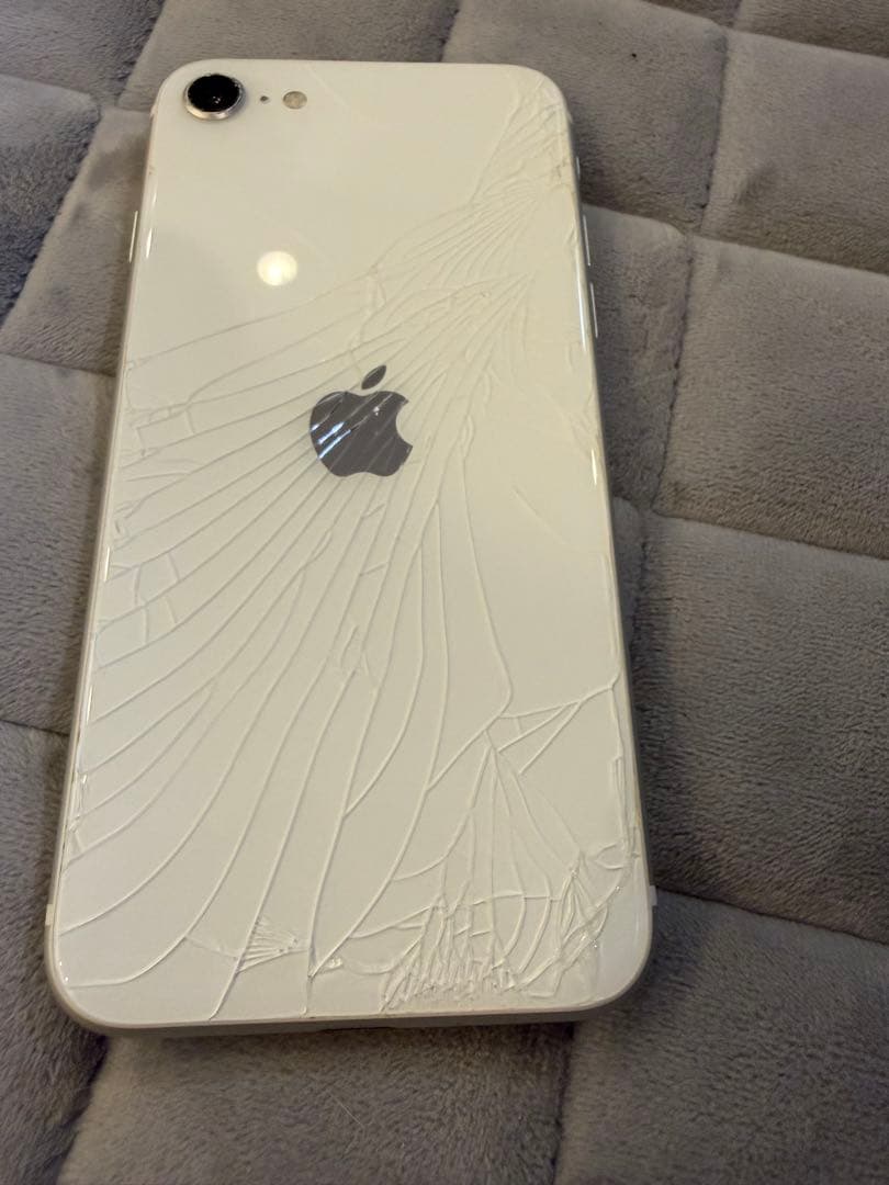 iPhone se2 ホワイト　背面割れ