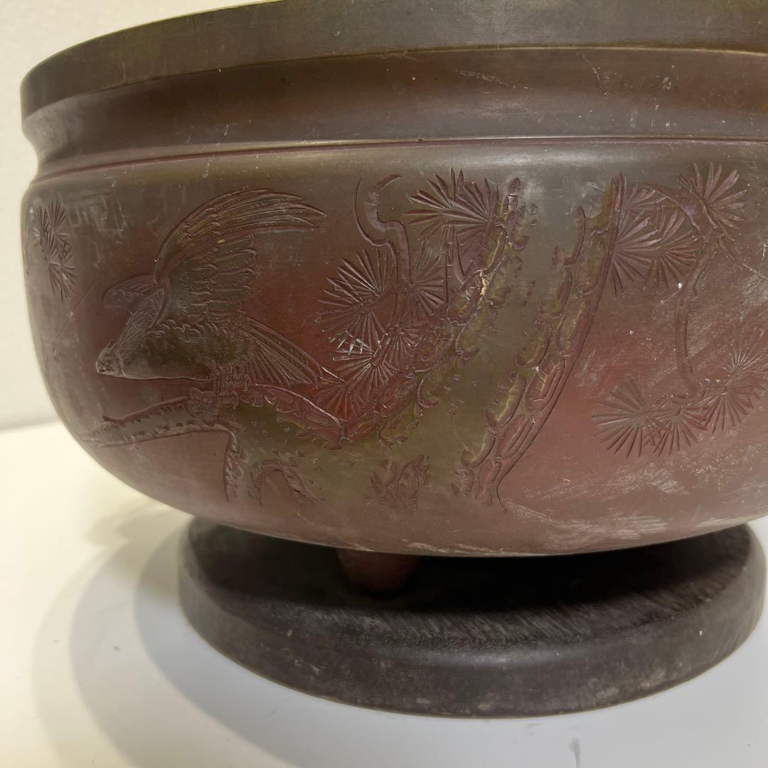 い*だ様 【趣のある逸品】銅製火鉢 鷹と松の彫刻付き　直径約42cm