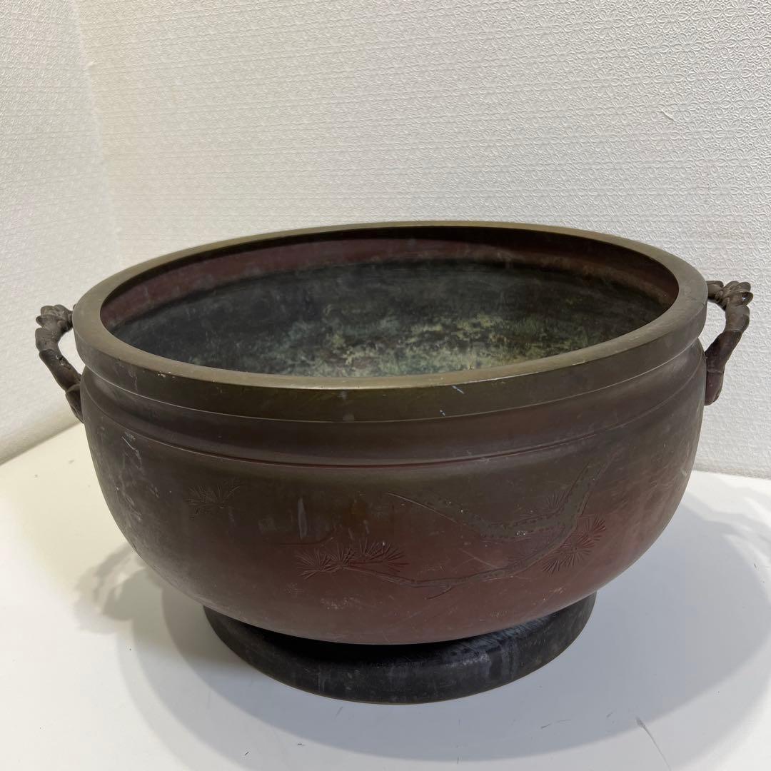 い*だ様 【趣のある逸品】銅製火鉢 鷹と松の彫刻付き　直径約42cm