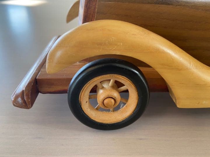 レトロな車の木製オブジェ