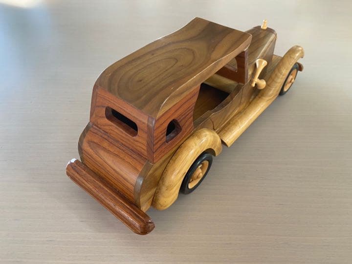 レトロな車の木製オブジェ