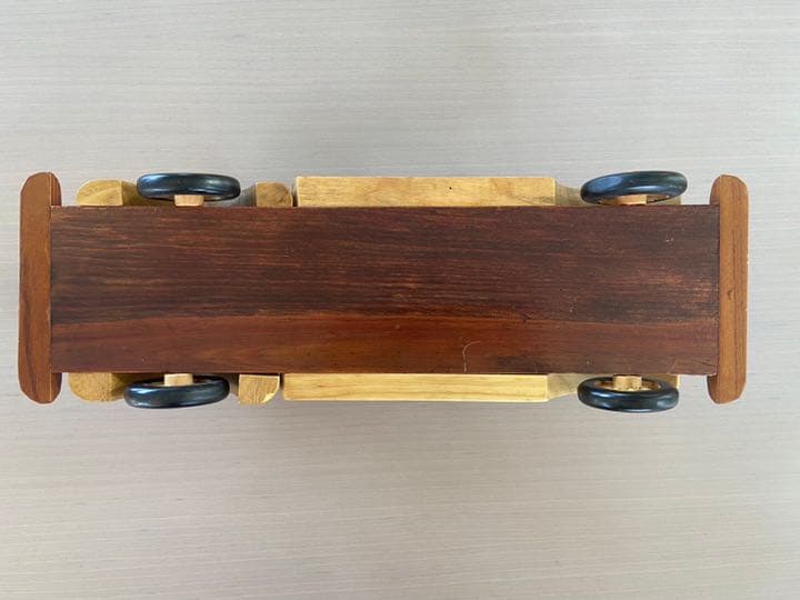 レトロな車の木製オブジェ