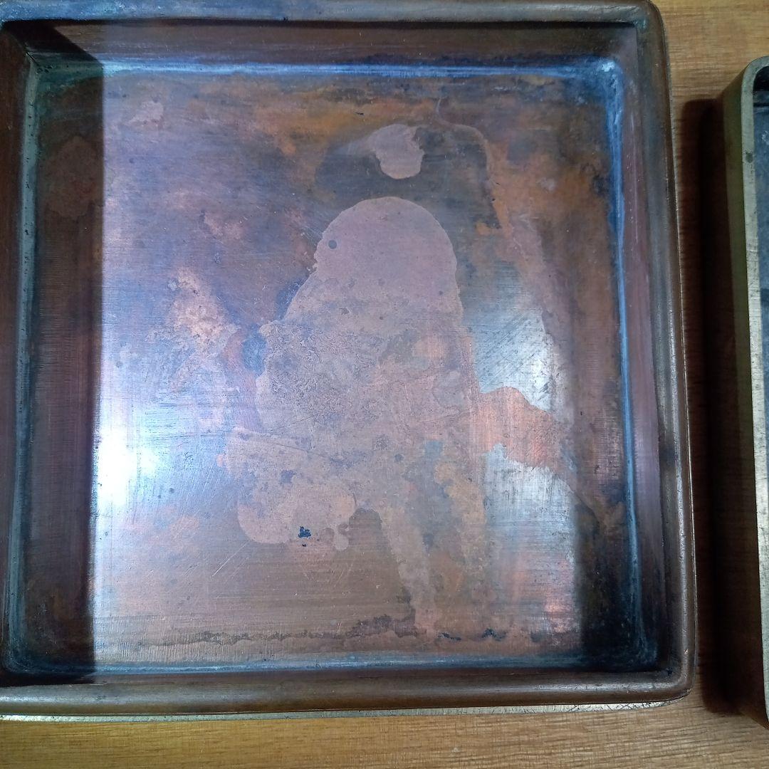 彫刻文字の金属製正方形箱