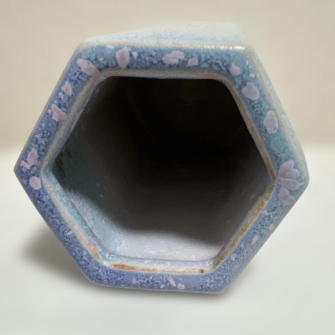 益子焼　作家　瀬戸浩　白結晶釉　六角形花瓶　さくら色×銀ストライプ×青