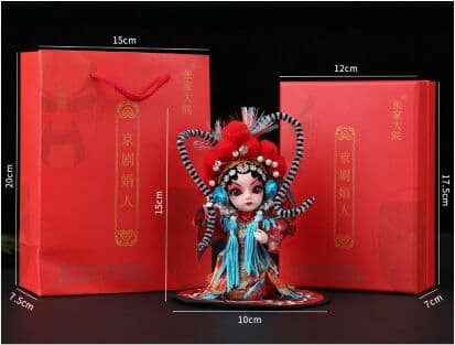 中国風京劇の人物の隈取り北京の記念品の絹人形が飾られています3