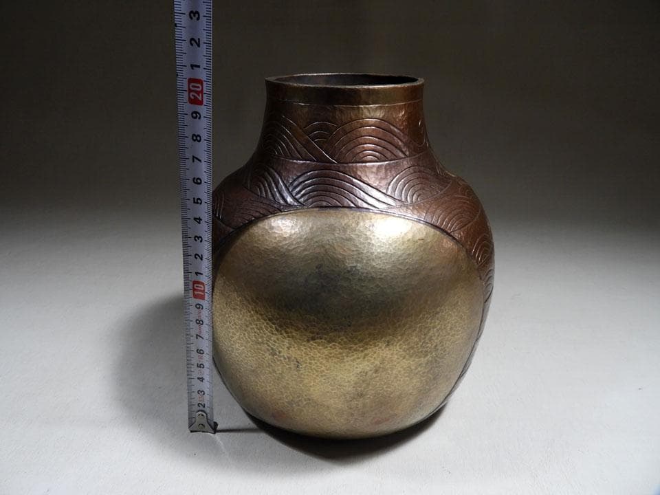 ●濱田稔 (一心) 作 鍛金銅花器 月夜野紋 鎚目彫 銅花瓶 東京芸大 作家物