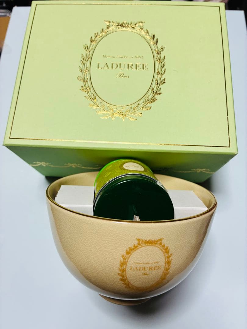 新品未使用 LADURÉE 茶碗 クリーム色 金色の縁取り