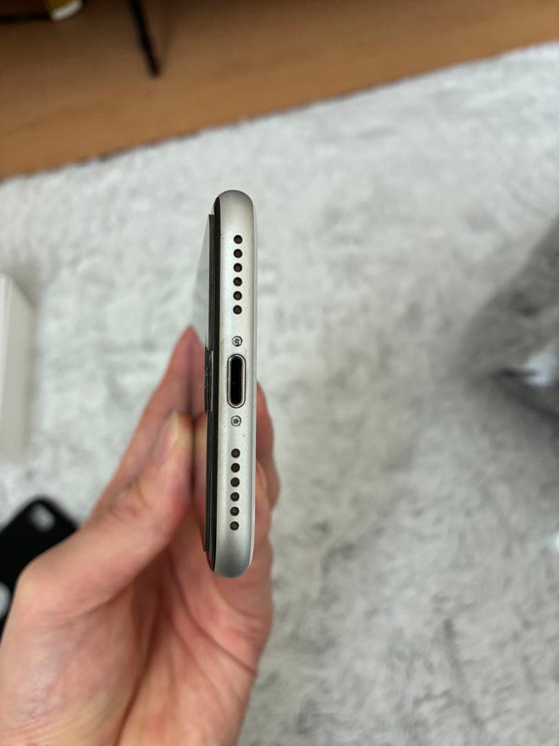 Apple iPhone SE 第二世代　白 本体　64GB