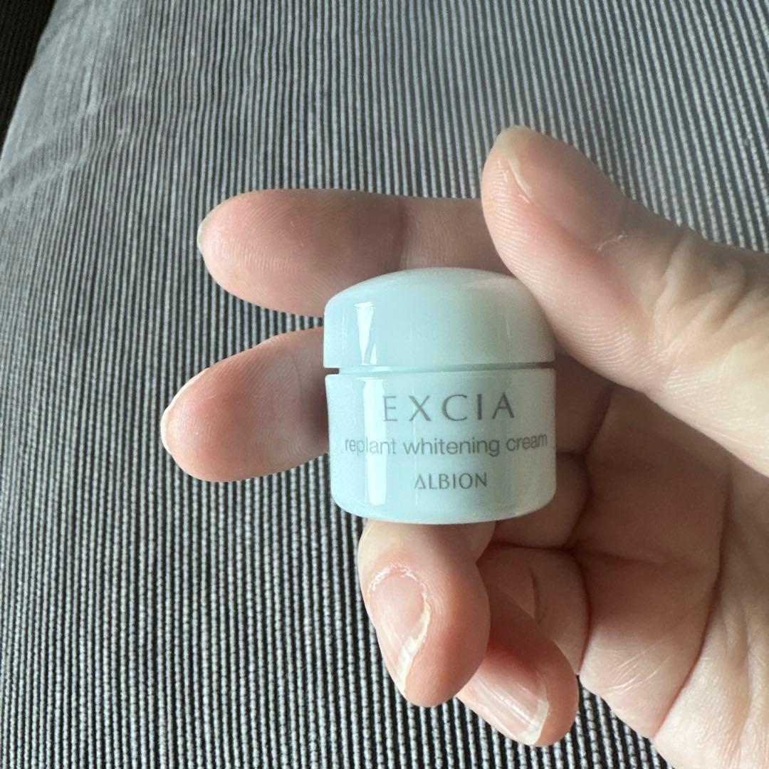 美容液 EXCIA Brightening Rich Milk 200ml