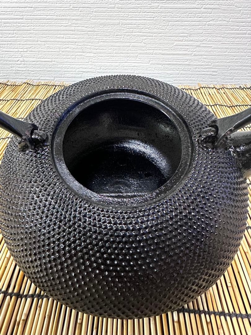 未使用品、供箱付　南部名工金秀 及春鋳造捻鉉算盤形アラレ南部鉄瓶　南部鉄器　鉄瓶