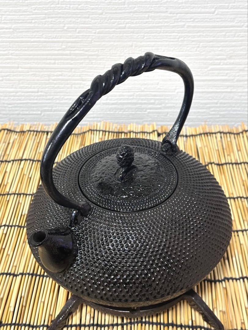 未使用品、供箱付　南部名工金秀 及春鋳造捻鉉算盤形アラレ南部鉄瓶　南部鉄器　鉄瓶