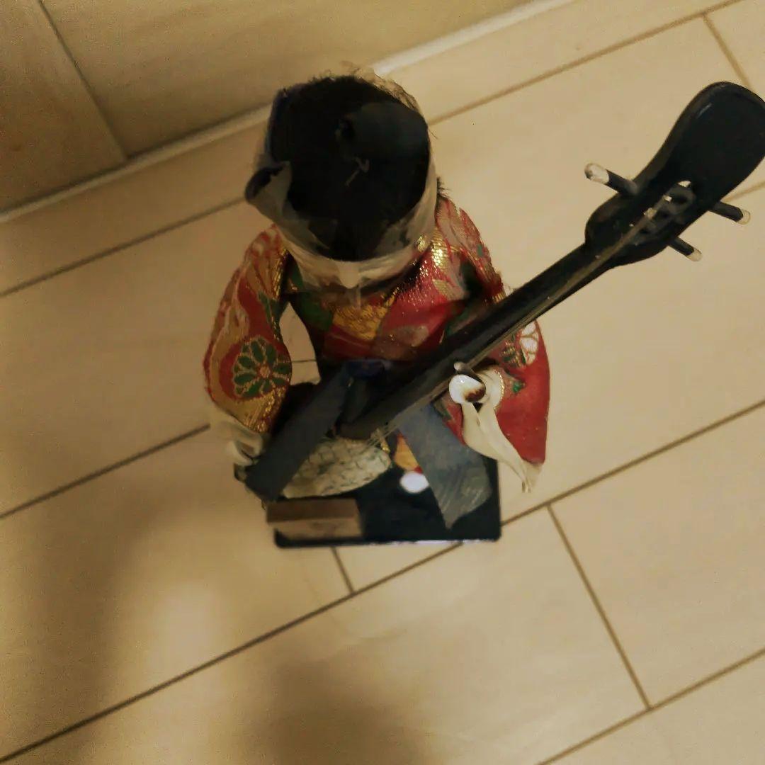 三味線を持つ日本人形