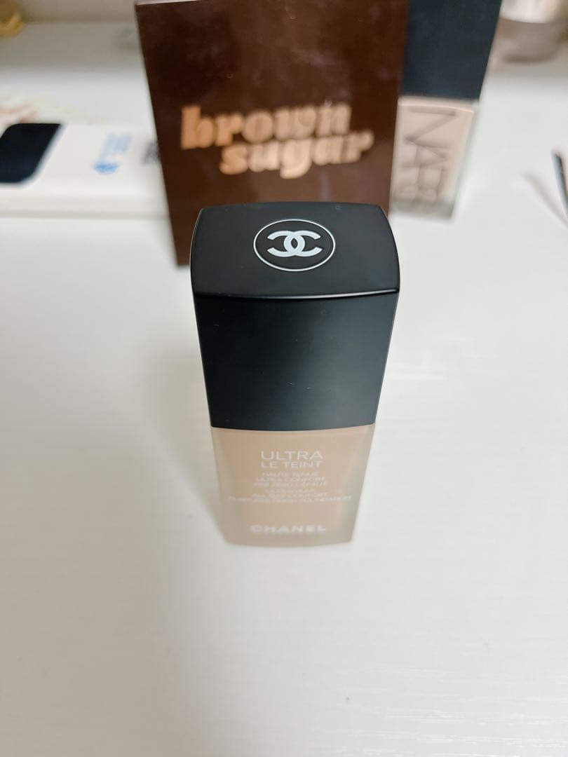 CHANEL ULTRA LE TEINT B12 リキッドファンデーション
