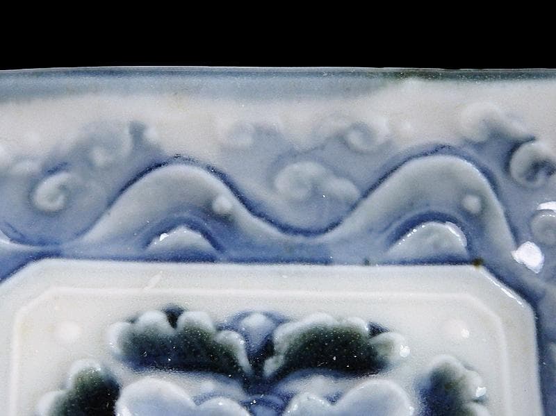 瀬戸　伊万里　染付　陽刻　波に花の図　四方角豆皿　E668AS-DCw