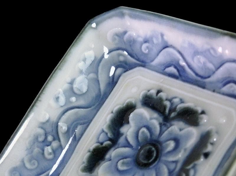 瀬戸　伊万里　染付　陽刻　波に花の図　四方角豆皿　E668AS-DCw