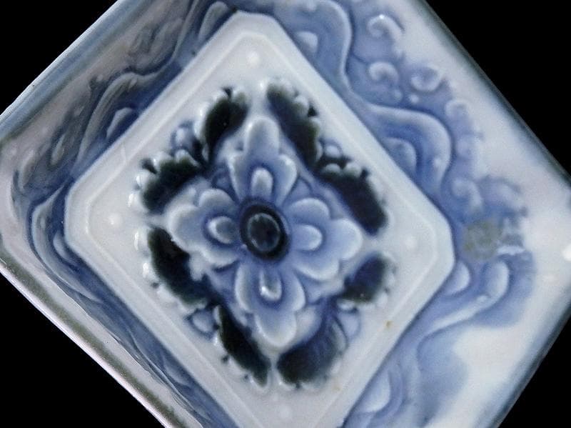 瀬戸　伊万里　染付　陽刻　波に花の図　四方角豆皿　E668AS-DCw