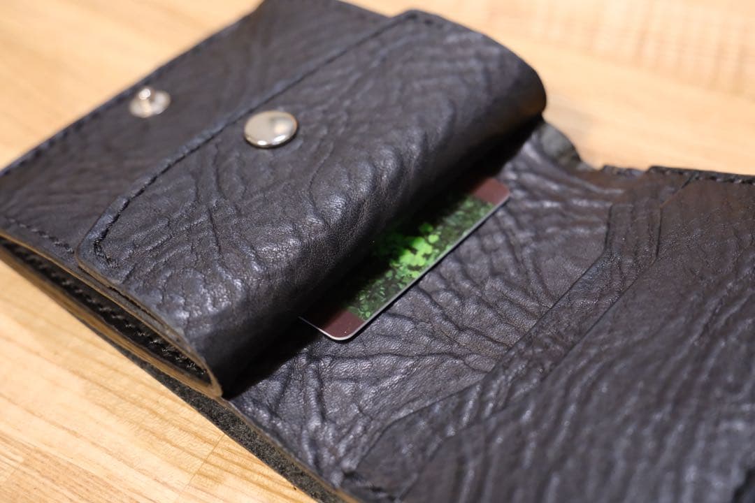 黒レザー折りたたみ財布　ハンドメイド　本革　ヌメ革　二つ折り