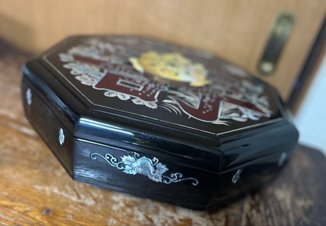 【未使用品】螺鈿細工 漆塗り八角形重箱 伝統工芸品縁起が良いクジョルパン九節板