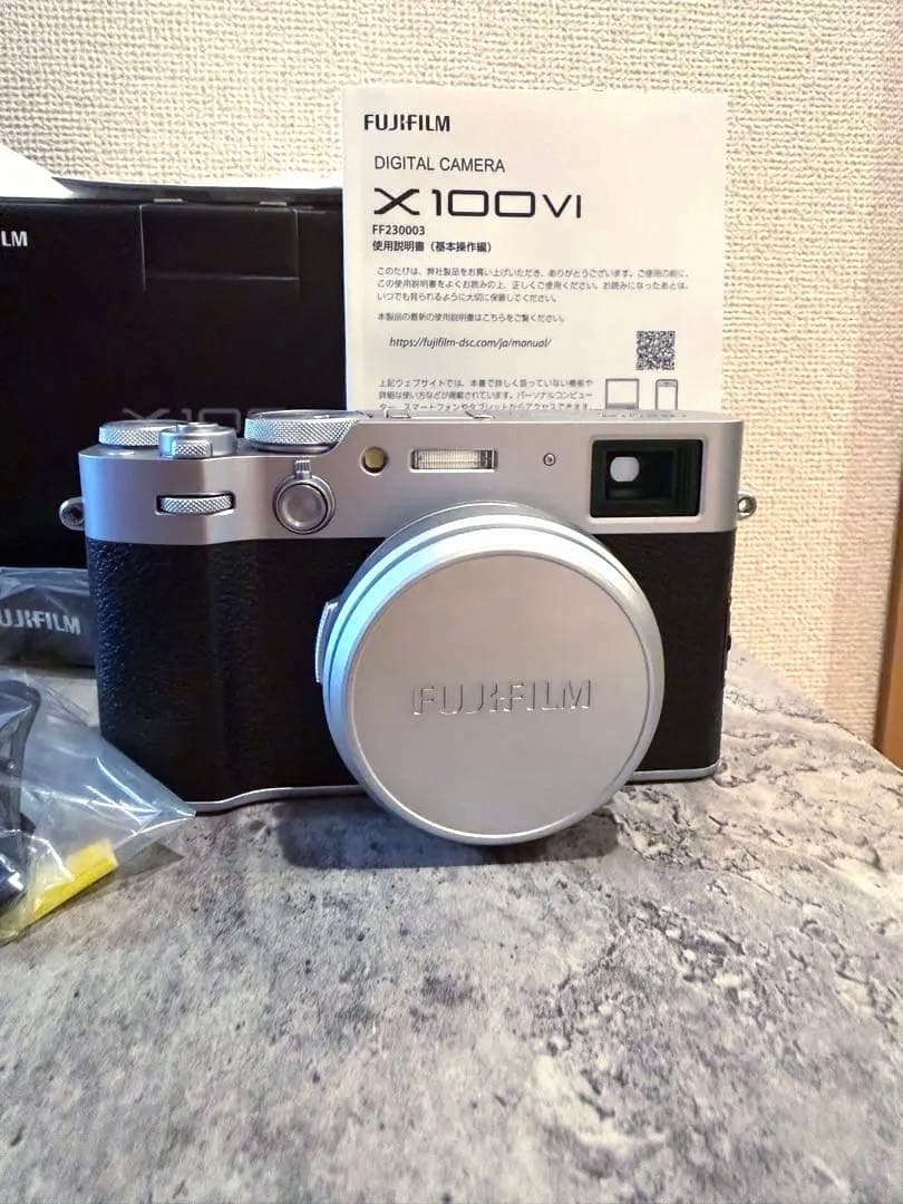 【美品】FUJIFILM X100vi シルバー/ブラック シャッター数900