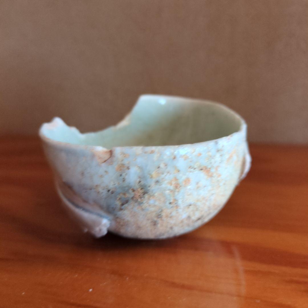 淡い色の磁器製盃（欠けあり）　初期伊万里の陶片