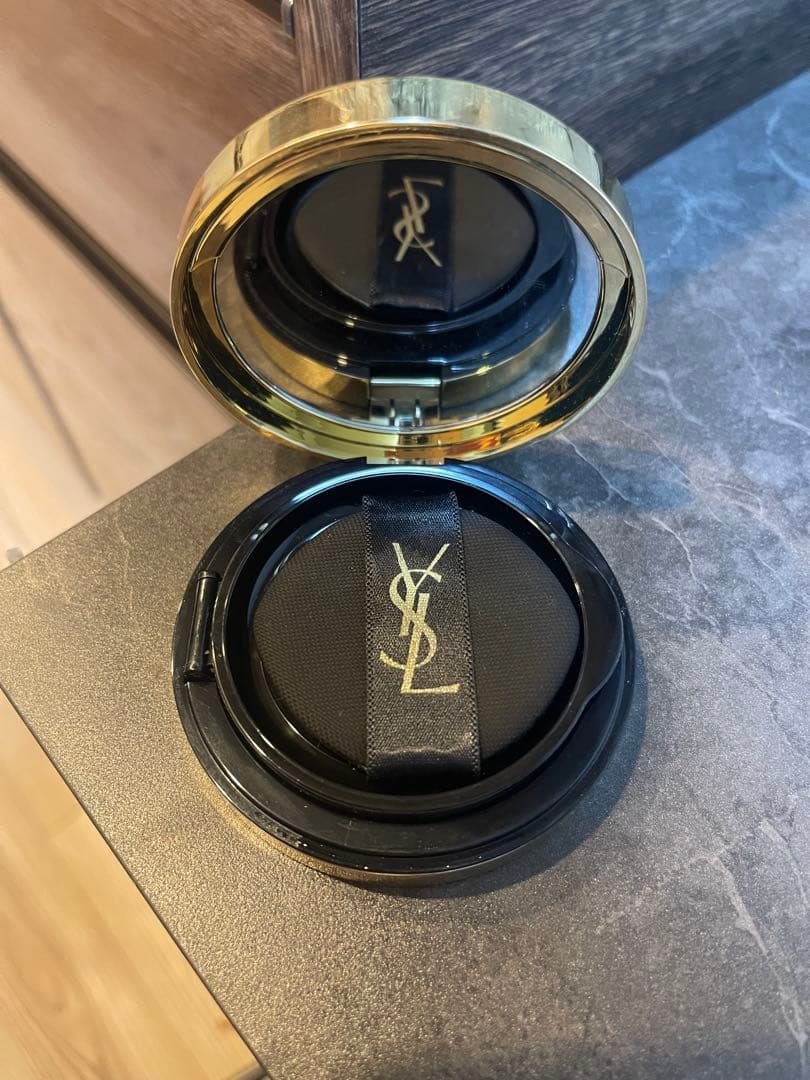 YSL クッションファンデーション　ラディアントタッチグロウパクト　BR20