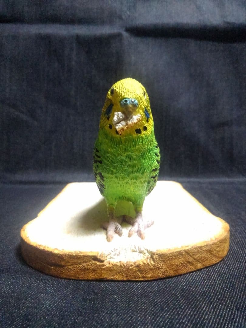 実物大 木彫りのセキセイインコと食パン