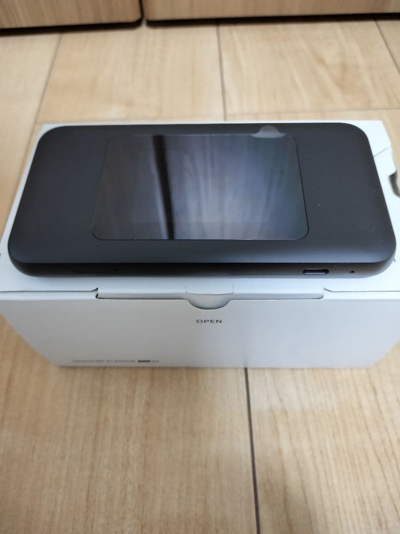 Speed Wi-Fi DOCK 5G 01（ブラック）シリコンカバー付き