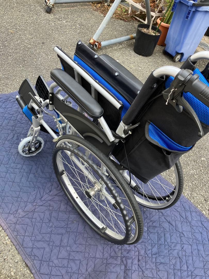 青色 自走用車椅子 折りたたみ可能　ノーパンクタイヤ ny545