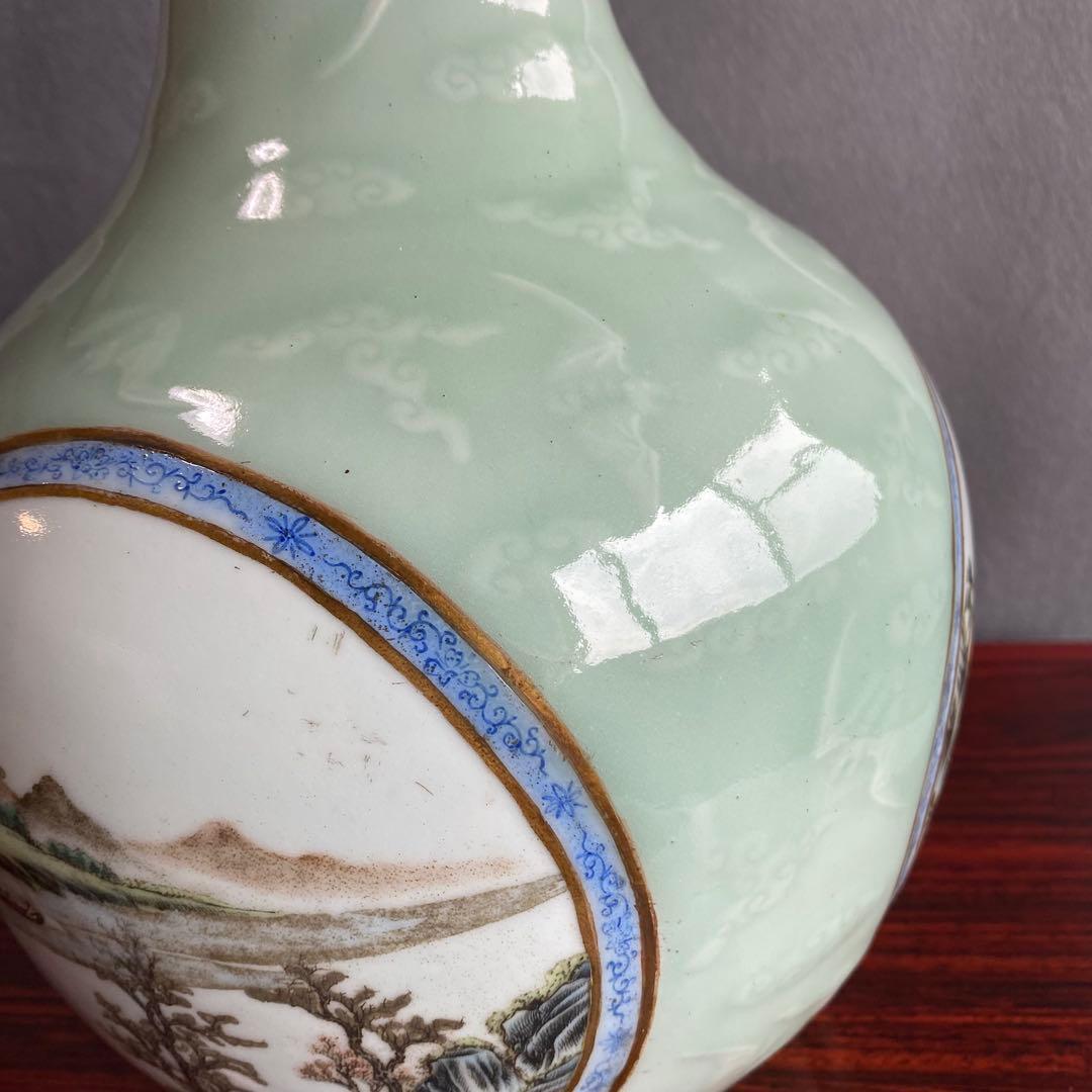 青磁三丸窓天球瓶　中国清代雍正年製　大瓶　花瓶　陶磁器　花入花生　山水人物画