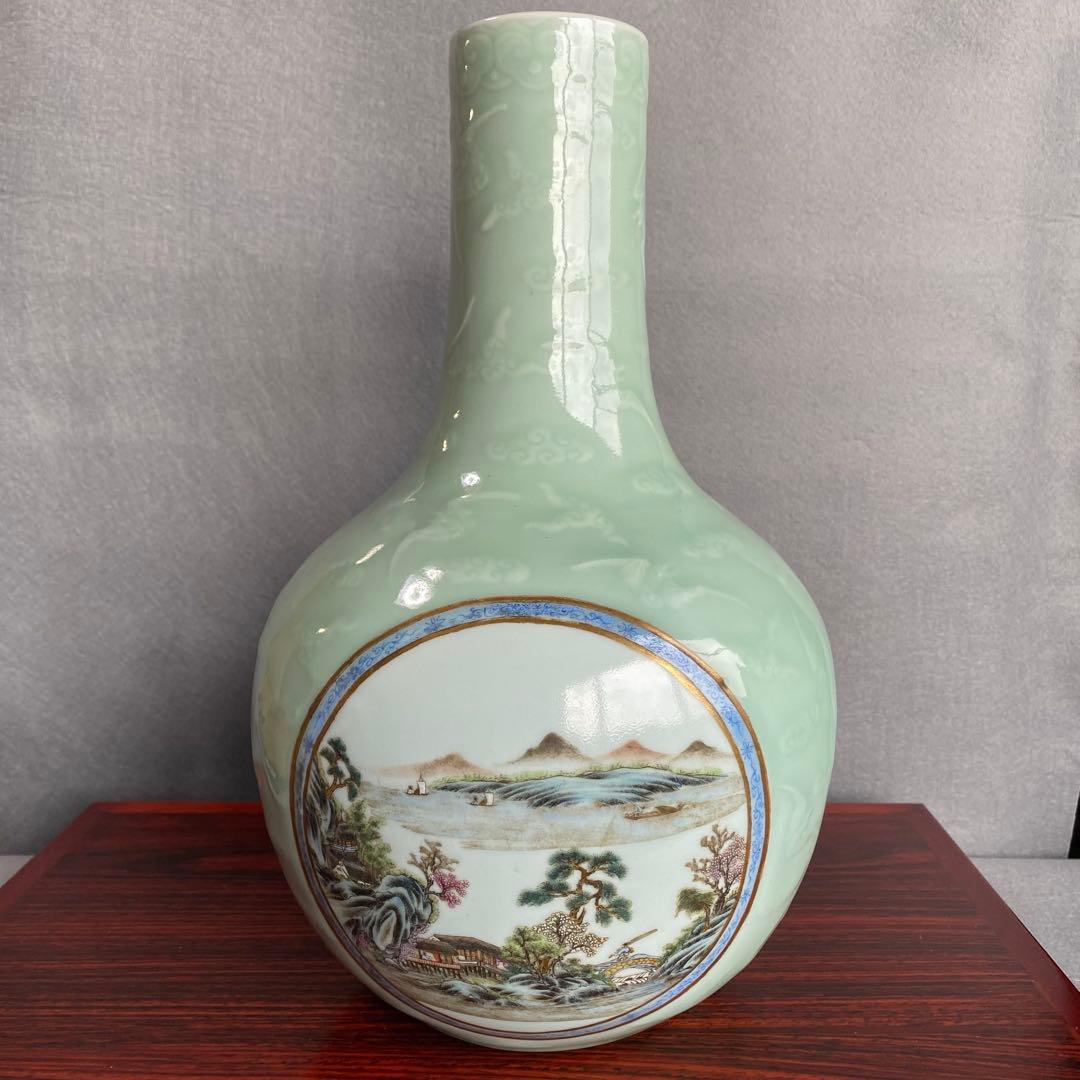 青磁三丸窓天球瓶　中国清代雍正年製　大瓶　花瓶　陶磁器　花入花生　山水人物画
