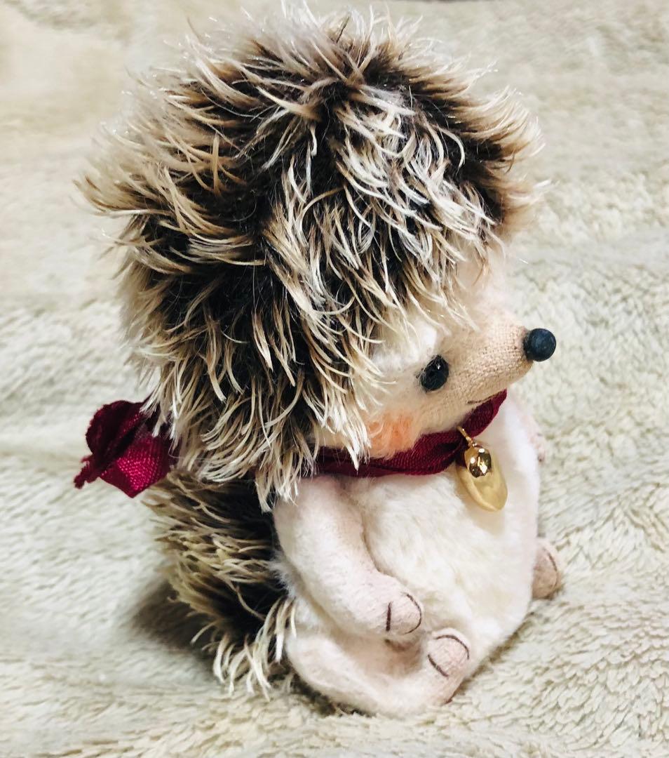 海外作家様　ハンドメイド　ぬいぐるみ　ハリネズミ　赤リボンハートチャーム