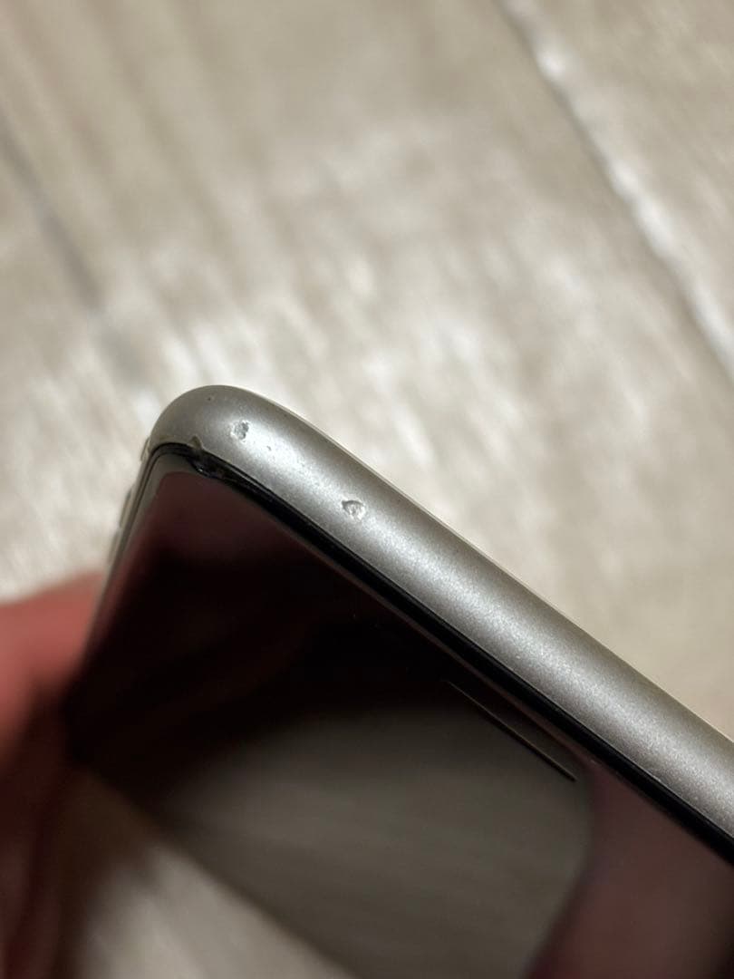 iPhone SE 第二世代　ホワイト 本体 バッテリー修理済み 画面割れ