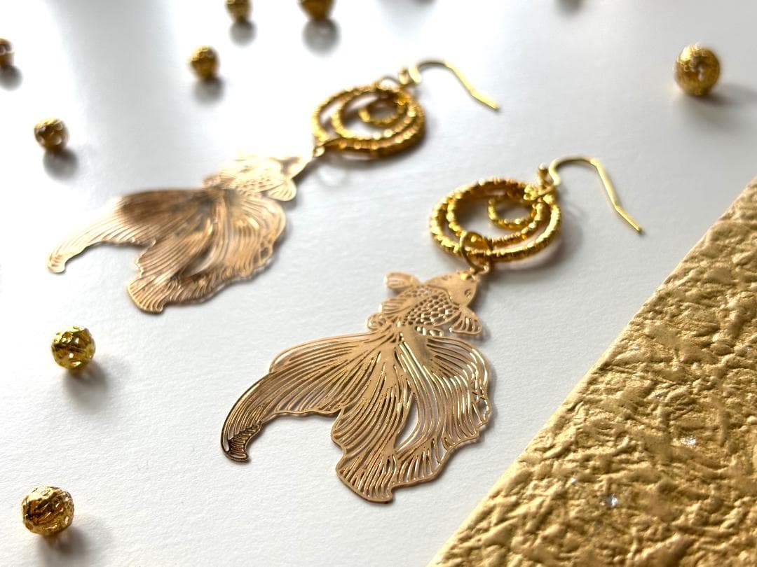 ピアス　切り絵風金魚と水の波紋リング　ゴールド　夏　フィッシュフック