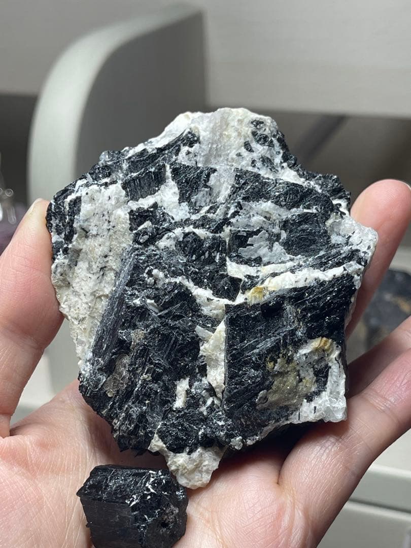 ベトナム産 ブラックトルマリン共生結晶標本 215g