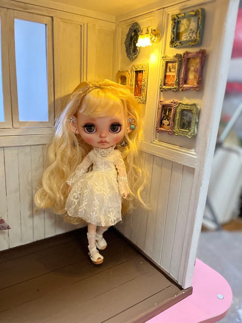 木製　ドールハウス　お花、素敵なライトがあるお部屋　背景ボードにもティアラ