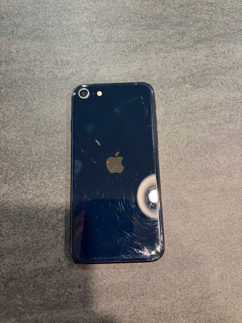 Apple iPhone se 128GB 第３世代　ブラック　背面ひび割れ