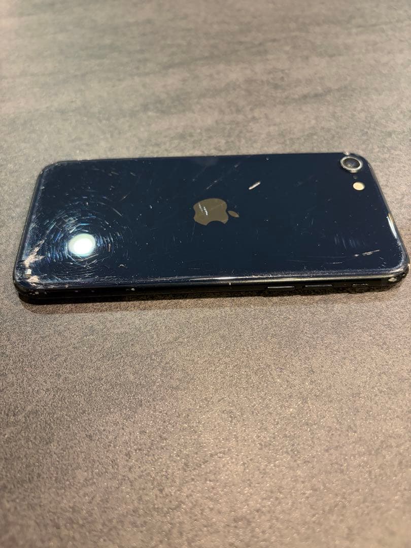 Apple iPhone se 128GB 第３世代　ブラック　背面ひび割れ