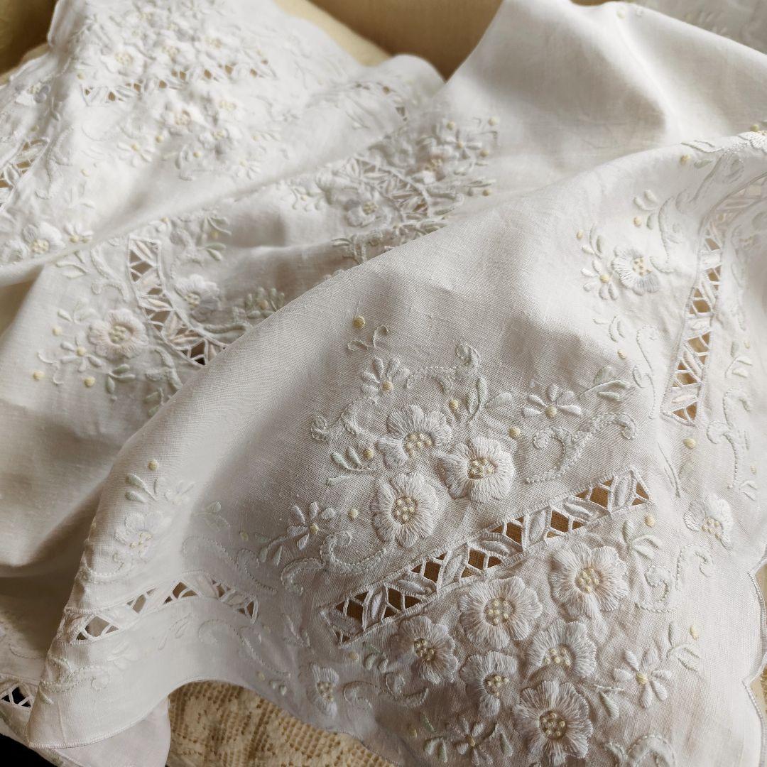 立体手刺繍フラワーたっぷり ほんのり色糸 美しいリネンクロス