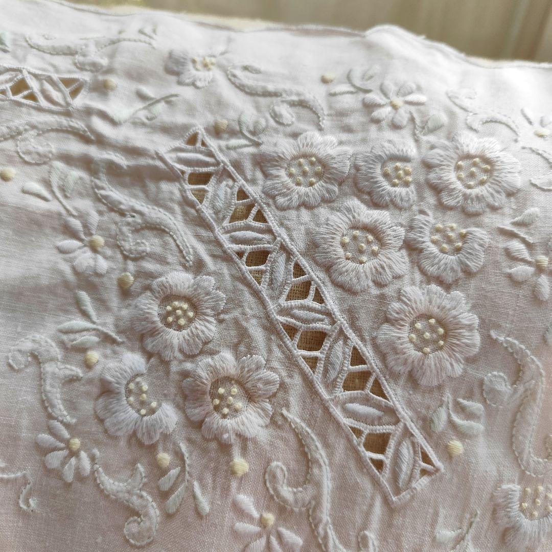 立体手刺繍フラワーたっぷり ほんのり色糸 美しいリネンクロス